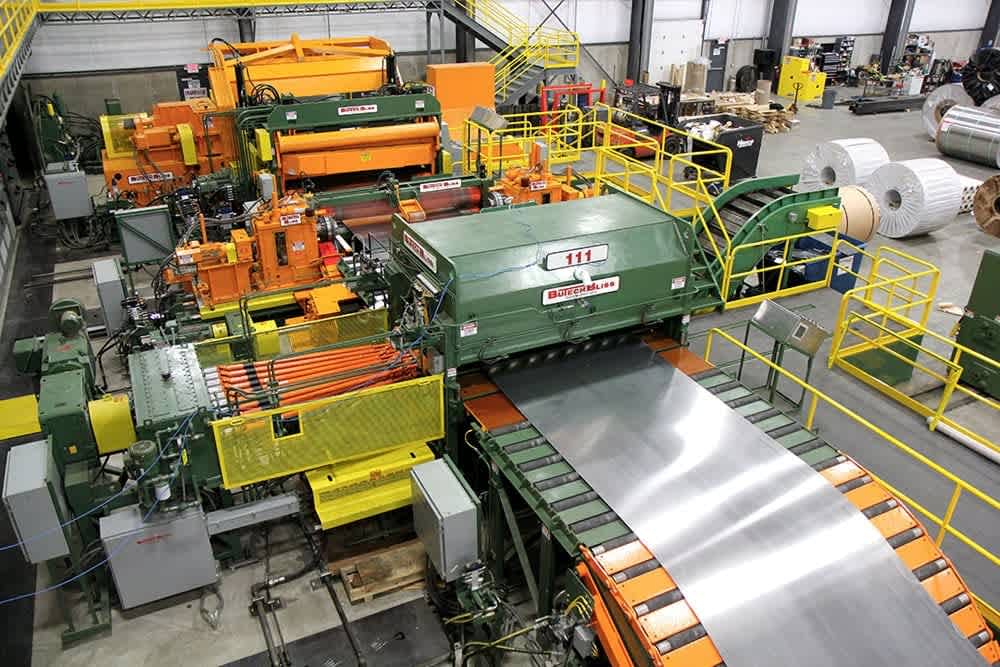 Cut-to-length line processing metal sheets to specified blank dimensions