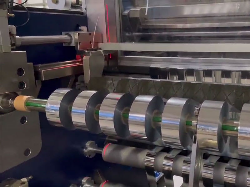Precision multi-blade slitting machine achieving ±0.1mm slit width tolerance